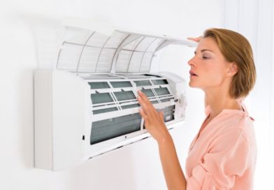Kobieta otwierająca klimatyzator podczas serwisu
