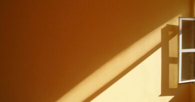 Pokój z otwartym oknem.