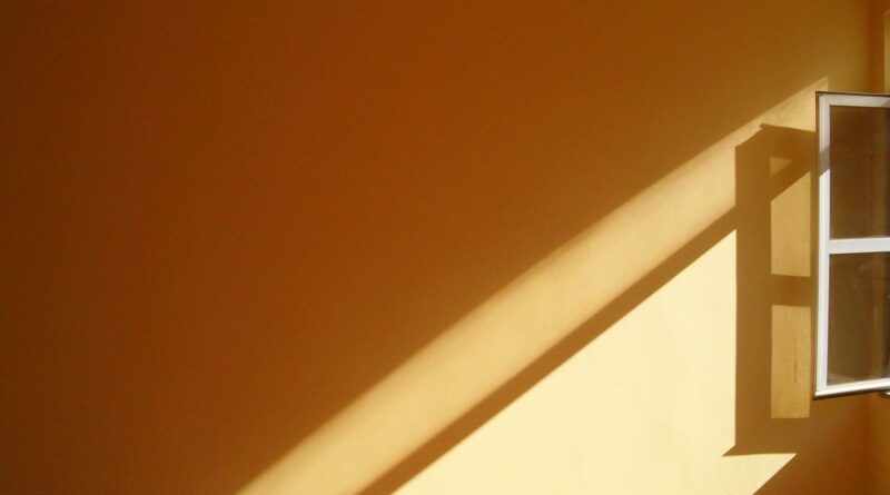 Pokój z otwartym oknem.